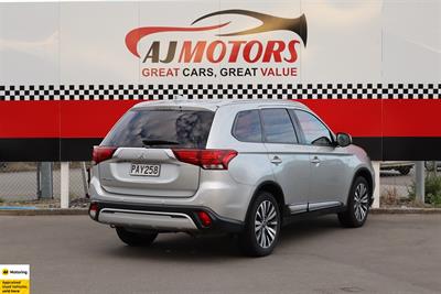 2022 Mitsubishi Outlander - Thumbnail