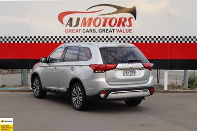 2022 Mitsubishi Outlander - Thumbnail