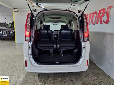 2015 Toyota Esquire - Thumbnail