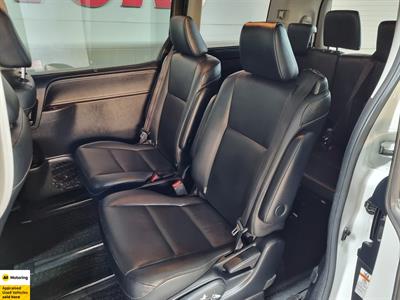 2015 Toyota Esquire - Thumbnail