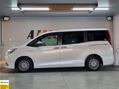 2015 Toyota Esquire - Thumbnail