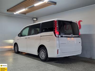 2015 Toyota Esquire - Thumbnail