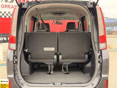 2015 Toyota Esquire - Thumbnail