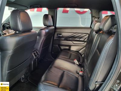 2020 Mitsubishi Outlander - Thumbnail