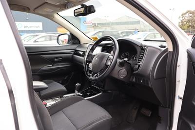 2022 Mitsubishi Outlander - Thumbnail