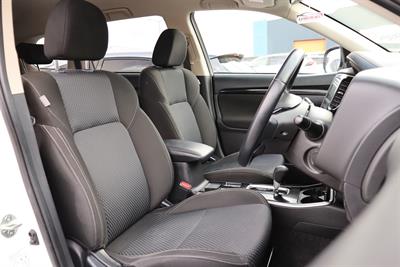 2022 Mitsubishi Outlander - Thumbnail