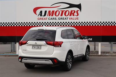 2022 Mitsubishi Outlander - Thumbnail
