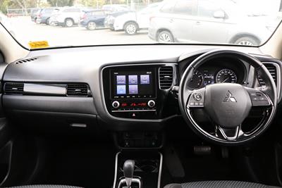 2022 Mitsubishi Outlander - Thumbnail