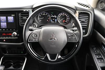 2022 Mitsubishi Outlander - Thumbnail