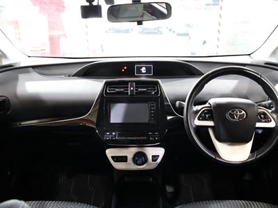 2017 Toyota Prius - Thumbnail