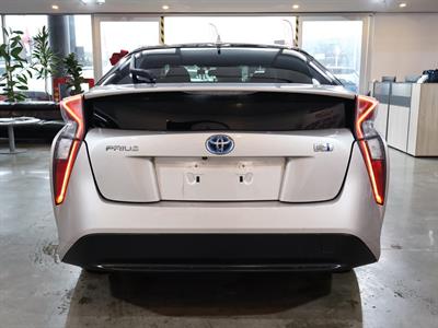 2017 Toyota Prius - Thumbnail