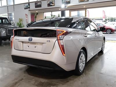 2017 Toyota Prius - Thumbnail