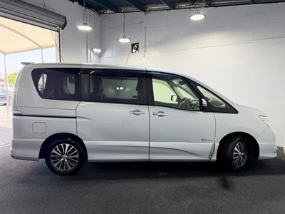 2015 Nissan Serena - Thumbnail