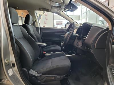 2022 Mitsubishi Outlander - Thumbnail