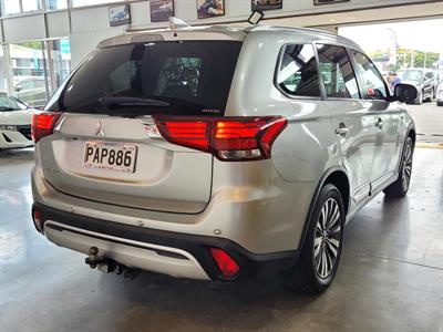 2022 Mitsubishi Outlander - Thumbnail