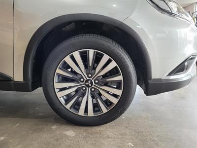 2022 Mitsubishi Outlander - Thumbnail