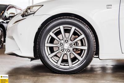 2013 Lexus IS 300h - Thumbnail
