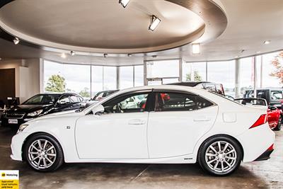 2013 Lexus IS 300h - Thumbnail