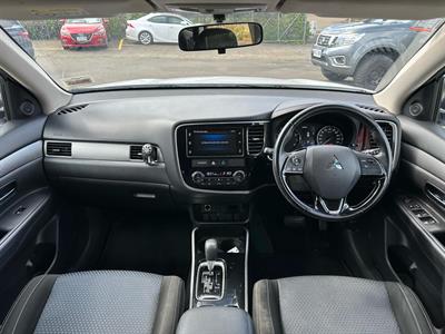 2017 Mitsubishi Outlander - Thumbnail
