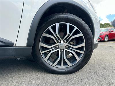 2017 Mitsubishi Outlander - Thumbnail