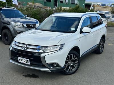 2017 Mitsubishi Outlander - Thumbnail
