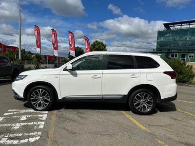 2017 Mitsubishi Outlander - Thumbnail