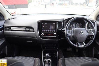 2021 Mitsubishi Outlander - Thumbnail