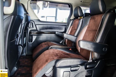 2013 Toyota Alphard - Thumbnail
