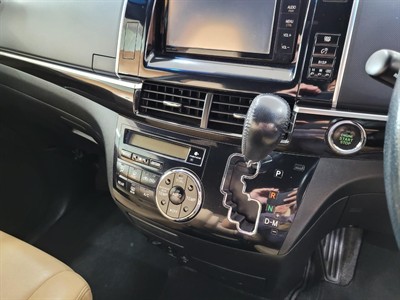 2015 Toyota Estima - Thumbnail