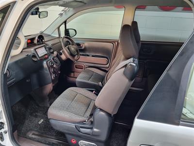 2012 Toyota Porte - Thumbnail