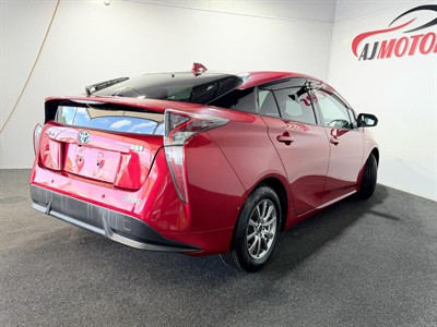 2016 Toyota Prius - Thumbnail