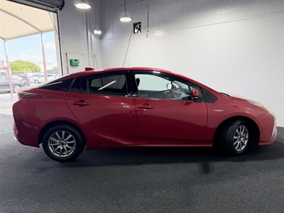 2016 Toyota Prius - Thumbnail