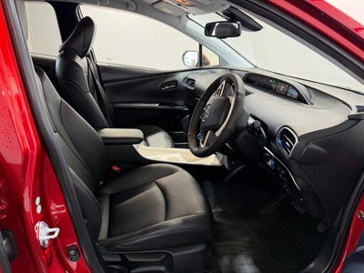 2016 Toyota Prius - Thumbnail