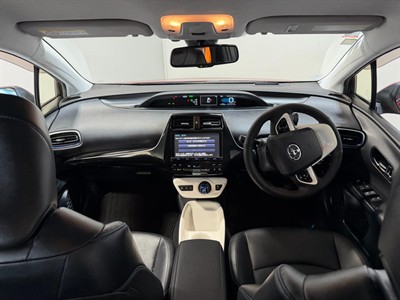 2016 Toyota Prius - Thumbnail