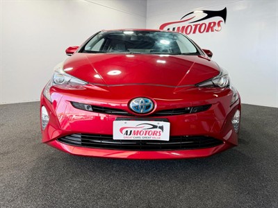 2016 Toyota Prius - Thumbnail