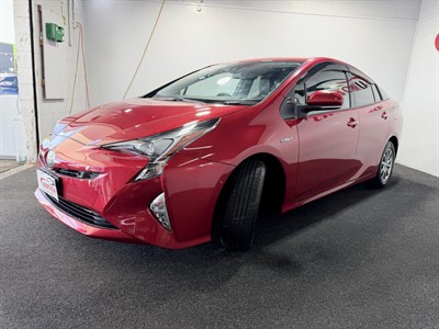 2016 Toyota Prius - Thumbnail
