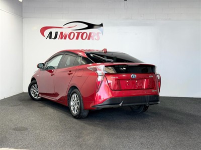 2016 Toyota Prius - Thumbnail