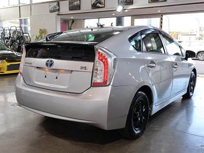 2015 Toyota Prius - Thumbnail