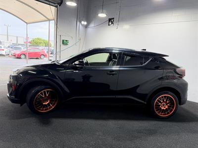 2017 Toyota C-HR - Thumbnail