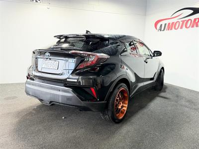 2017 Toyota C-HR - Thumbnail