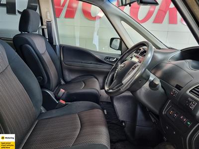 2014 Nissan Serena - Thumbnail