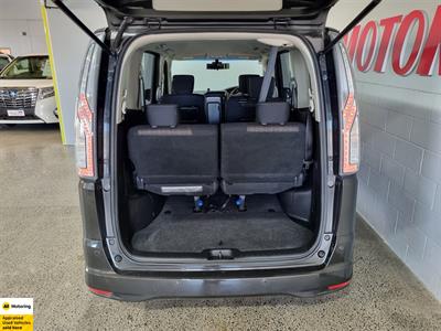 2014 Nissan Serena - Thumbnail