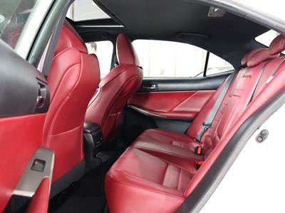 2015 Lexus IS 300h - Thumbnail