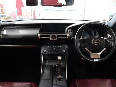 2015 Lexus IS 300h - Thumbnail
