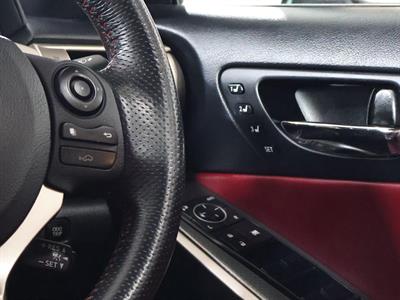 2015 Lexus IS 300h - Thumbnail