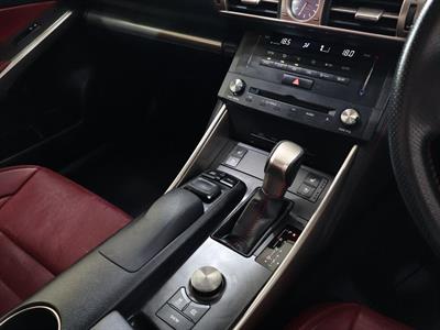 2015 Lexus IS 300h - Thumbnail