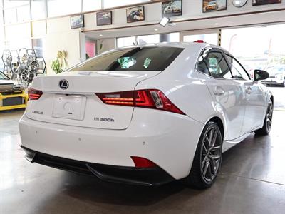 2015 Lexus IS 300h - Thumbnail