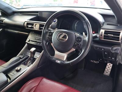 2015 Lexus IS 300h - Thumbnail