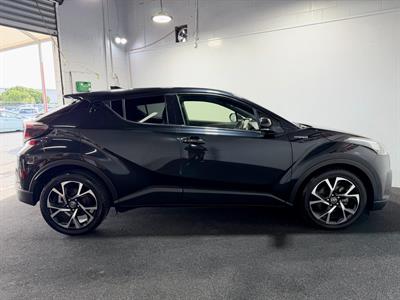 2017 Toyota C-HR - Thumbnail
