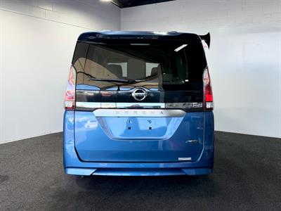 2017 Nissan Serena - Thumbnail